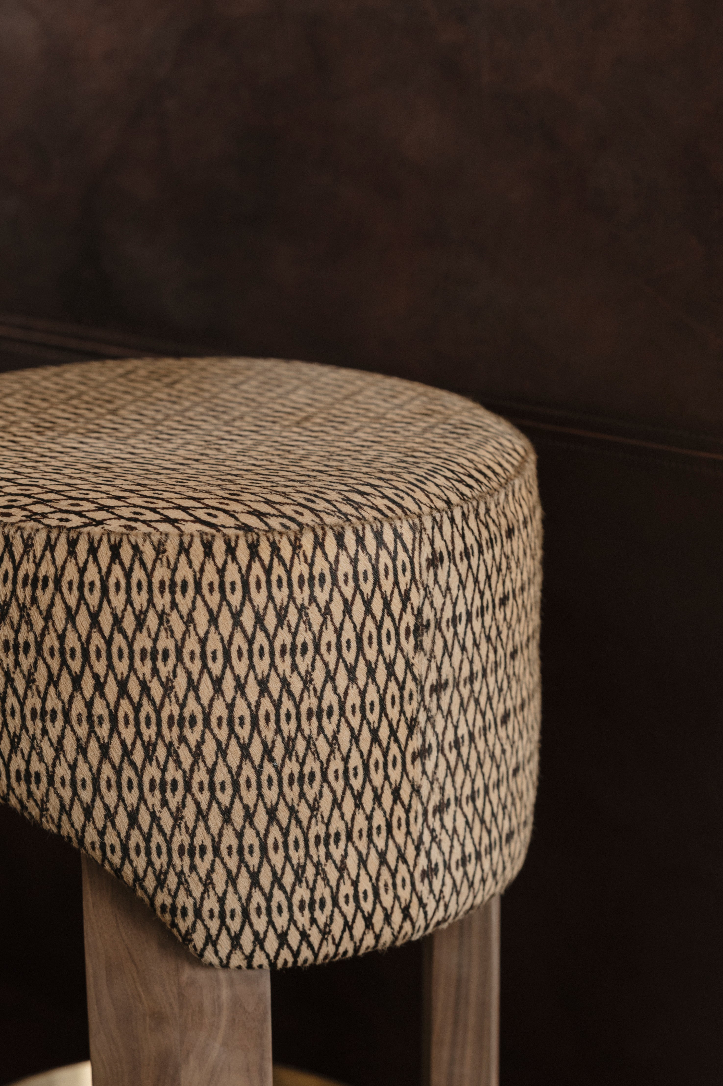 Banco de Hogar - Cuero en pelo grabado ojos